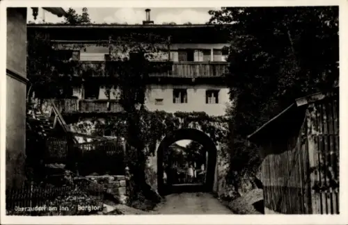 Ak Oberaudorf am Inn Oberbayern,  Burgtor, Gebäude mit Torbogen, Schwarz-Weiß-Fotografie