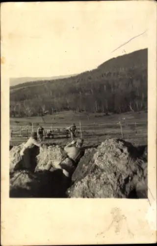 Foto Ak KuK-Armee, Soldaten in Uniformen, Felsen, Übungen