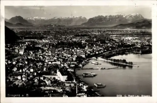 Ak Bregenz am Bodensee Vorarlberg, Luftaufnahme von  Bodensee, Berge im Hintergrund, 