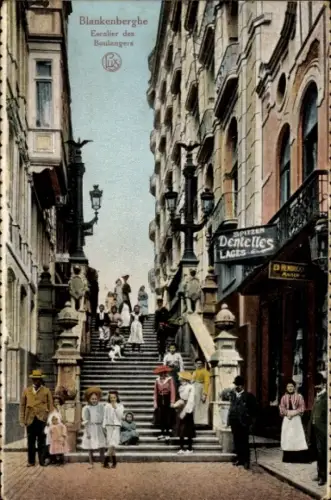 Ak Blankenberghe Blankenberge Westflandern, Blankenberghe, Treppe, Menschen, Kleidung, farbig