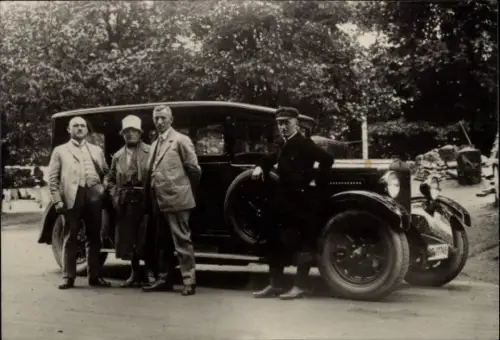 Foto Gruppenbild vor einem Automobil
