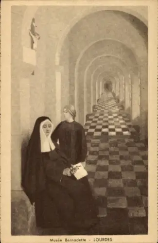 Ak Lourdes Hautes Pyrénées, Musée Bernadette,  Frau mit Nonnenkleid, Flur mit Schachbrettmuster