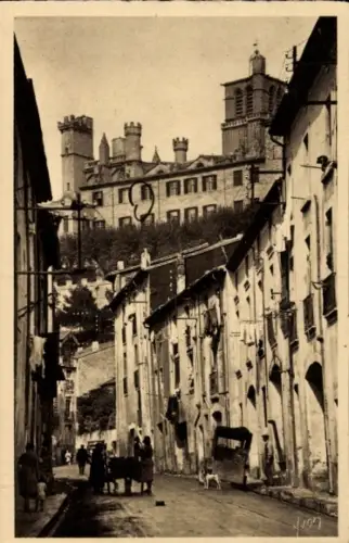 Ak Béziers Hérault, Altstadtstraße, Gebäude im Hintergrund, Menschen, Hund, Wäsche auf Leinen
