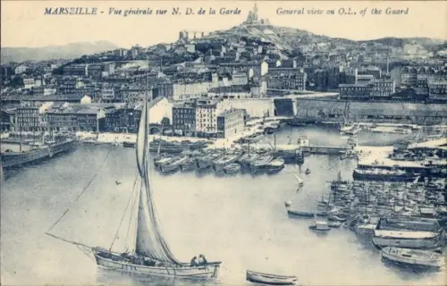 Ak Marseille Bouches du Rhône,  Hafenansicht, Segelboot, N. D. de la Garde im Hintergrund