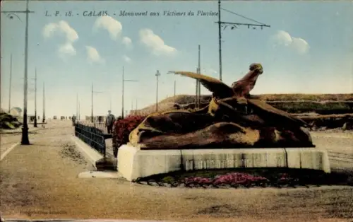 Ak Calais Pas de Calais, Monument aux Victimes du Pluviose, Calais, Statue mit Adler, Blumenbeet