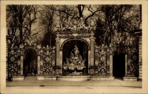 Ak Nancy Meurthe et Moselle, Fontaine d'Amphitrite, Platz Stanislas, Parklandschaft, Statue