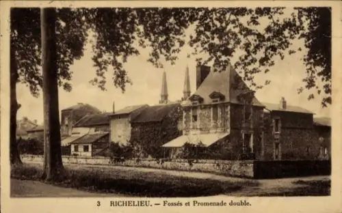 Ak Richelieu Indre et Loire, Fossés und Promenade double,  Bäume im Vordergrund