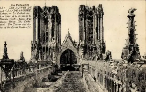 Ak Reims Marne, Ruinen der Kathedrale in  Türme, große Voute, Erste Weltkrieg
