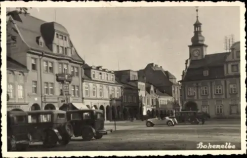 Foto Ak Vrchlabí Hohenelbe Riesengebirge, Marktplatz, Rathaus, Parkplatz, Apotheke, Turmuhr
