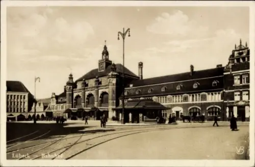 Ak Hansestadt Lübeck, Lübeck Bahnhof, Menschen, Straßenbahn, 