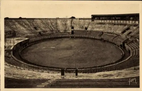 Ak Béziers Hérault, Stadionansicht, leere Sitzreihen, Rundbau, keine Personen