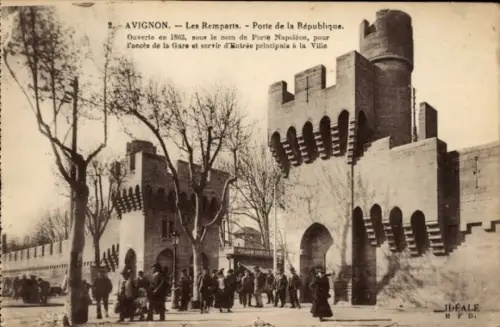Ak Avignon Vaucluse,  Les Remparts, Porte de la République,  Stadtmauer, Menschenmenge