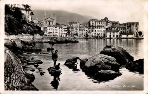Ak Bastia Haute Corse, Blick auf den alten Hafen von  Felsen, Menschen, Wasser
