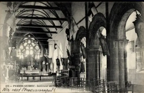 Ak Ploumanach Ploumanac'h Perros-Guirec Côtes-d’Armor, Innenansicht einer Kirche, gotische Bögen,
