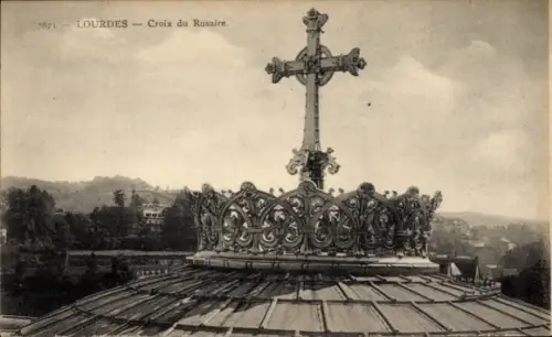 Ak Lourdes Hautes Pyrénées, Kreuz auf einem Dach,  Croix du Rosaire