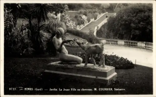 Ak Nîmes Gard, Skulptur einer jungen Frau mit Zicklein, Gartenanlage, M. Courbier, Nîmes