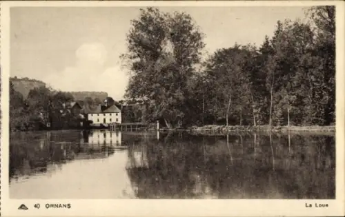 Ak Ornans Doubs, Schwarze und weiße Fotografie, Fluss, Bäume, Gebäude, ruhige Wasseroberfläche
