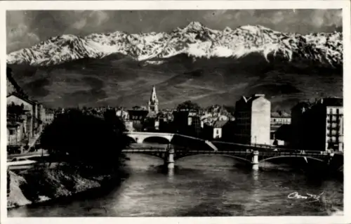 Ak Grenoble Isère, Schneebedeckte Berge, Fluss, Brücke, Stadtansicht, Grenoble