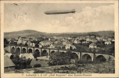 Ak Demitz Thumitz in Sachsen, Gesamtansicht, Luftschiff LZ 127 Graf Zeppelin