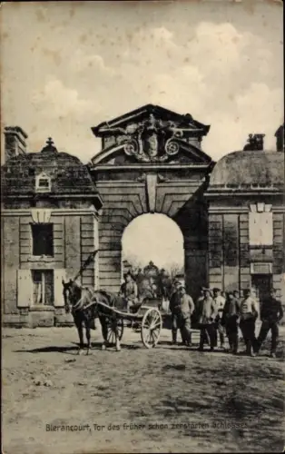 Ak Blérancourt Aisne, Tor des zerstörten Schlosses, Pferd mit Wagen, mehrere Personen