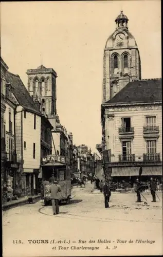 Ak Tours Indre et Loire, Straße mit Straßenbahn, Uhrturm, Gebäude, Tour de l'Horloge, Tour Charle