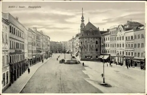 Ak Ried im Innkreis Oberösterreich, Hauptplatz, Ried i. Innkreis, Menschen, Gebäude, Straßenansic