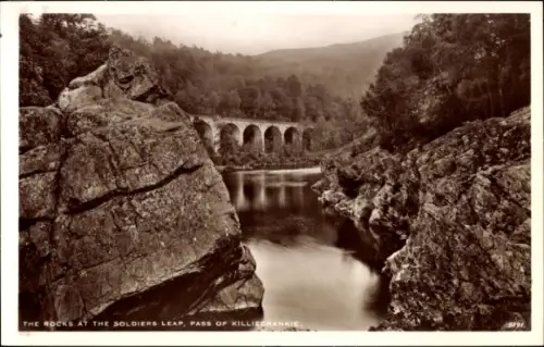 Ak Killiecrankie Schottland, Felsen am Soldiers Leap, Fluss, Viadukt