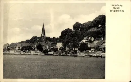 Ak Lauenburg an der Elbe, Lauenburg, Elbe, Totalansicht, Fluss, Häuser, Kirche, Bäume