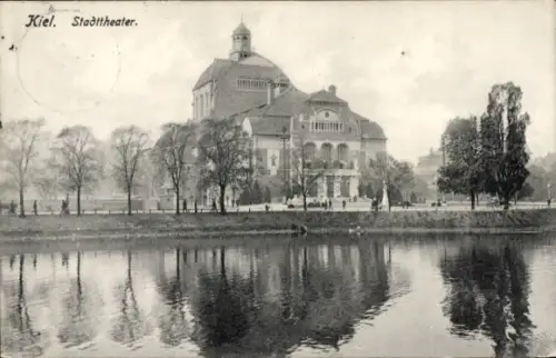 Ak Kiel,  Stadttheater, Wasserreflexion, Bäume, Spaziergänger