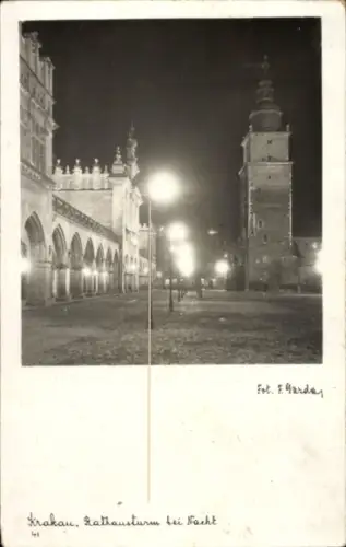 Ak Kraków Krakau Polen,  Rathausturm bei Nacht, Schwarz-Weiß-Foto, Straßenlaternen