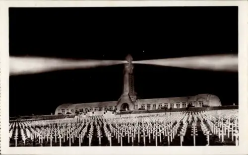 Ak Douaumont Lothringen Meuse, Nachtaufnahme, Nationalfriedhof  20.000 Gräber, Lichtstrahlen