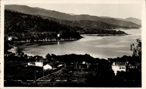 Ak Le Lavandou Var, Blick auf Küste, Wasser, Hügel, Bäume, Häuser