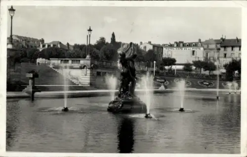 Ak Limoges Haute Vienne, Brunnen mit Statue, Hotel Café de la Piste im Hintergrund, Wasserfontäne