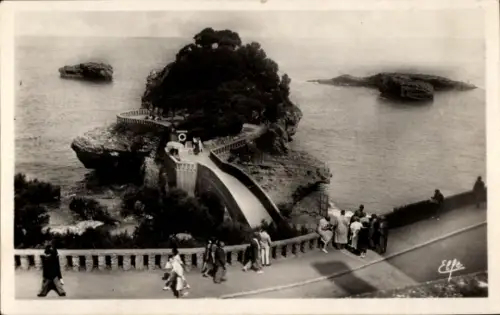 Ak Biarritz Pyrénées Atlantiques, Küstenlandschaft, Felseninsel, Spaziergänger,  Elfe