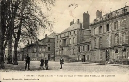 Ak Mézières Ardennes,  Platz d'Armes, Hotel de Ville, Trésorerie Générale des Ardennes, Menschen