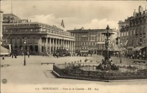 Ak Bordeaux Gironde,  Place de la Comédie, Brunnen, Menschen, Gebäude