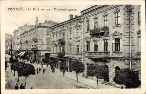 Ak Przemyśl Polen, Stadtansicht, Mickiewiczgasse, Restaurant, Bäume, Menschen