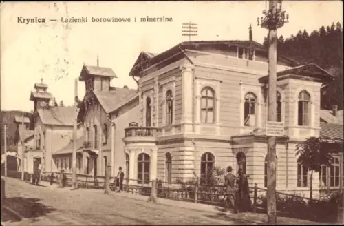 Ak Krynica Zdrój Polen,  Łazienki borowinowe i mineralne,  Gebäude, Menschen auf der Straße