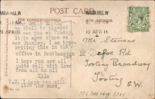 Künstler Ak Zeppelin über England, Jungen verstecken sich unter dickem Bauch eines Polizisten