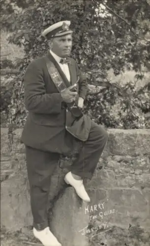 Foto Ak Kanalinsel Jersey, Harry the Guide, Portrait mit Pfeife