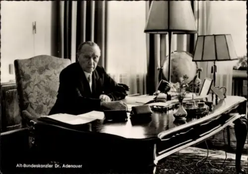 Ak Alt Bundeskanzler Dr. Konrad Adenauer am Schreibtisch, Globus