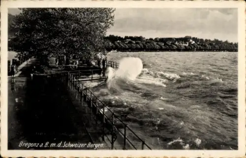 Ak Bregenz am Bodensee Vorarlberg, Wellen am Bodensee, Uferpromenade, Bäume, Schriftzug Bregenz