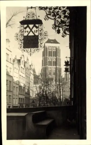 Ak Gdańsk Danzig, Blick auf den Turm der St. Marien Kirche,  Gebäude, Schilder