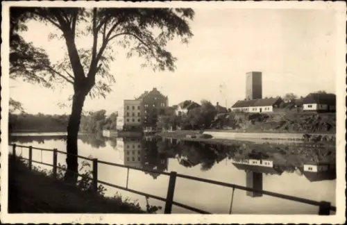 Ak Kolín Köln an der Elbe Mittelböhmen, Flusslandschaft, Gebäude am Ufer, Baum im Vordergrund, Sp