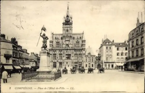 Ak Compiègne Oise, Place de l'Hotel de Ville, Statue