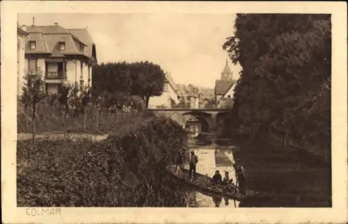 Ak Colmar Kolmar Elsass Haut Rhin, Flusslandschaft, Bäume, Menschen am Wasser, Gebäude im Hinterg