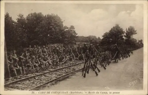 CPA Camp de Coëtquidan Morbihan, Route du Camp, la pause