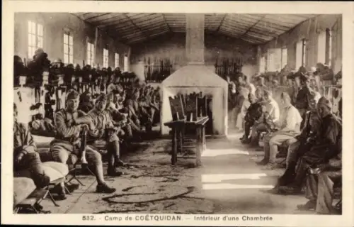 CPA Camp de Coëtquidan Morbihan, Intérieur d'une Chambrée