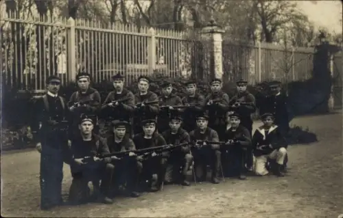 Ak Cherbourg Manche, Soldaten mit Gewehren