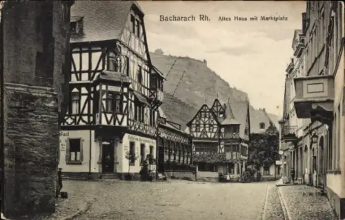 Ak Bacharach am Rhein, Schwarzwweißbild, Fachwerkhäuser, Marktplatz, Saal, Bacharach Rh.